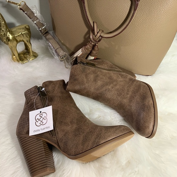 🛑Sold🛑Daisy Fuentes Size 7.5 Booties Brown Mocha - Picture 2 of 8
